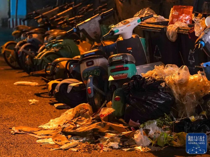 10月10日晚，在云南昆明某夜市，多个垃圾桶被塞满，残羹剩饭不断溢出，不仅造成食物浪费，也对周边环境卫生带来影响。