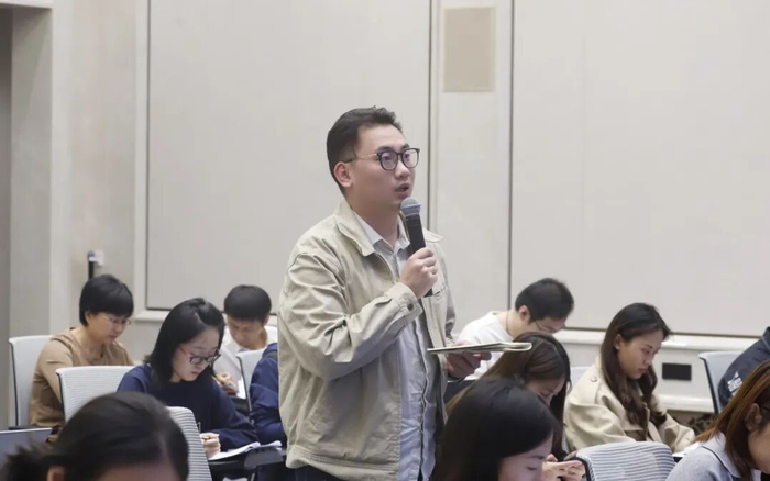 海报新闻记者：
