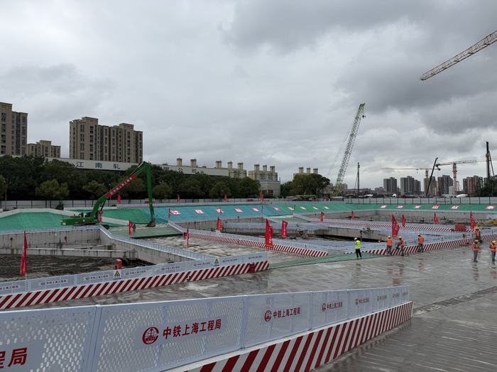 高铁宝山站东咽喉区施工现场，相关工程正加紧建设。澎湃新闻记者 陈逸欣 图