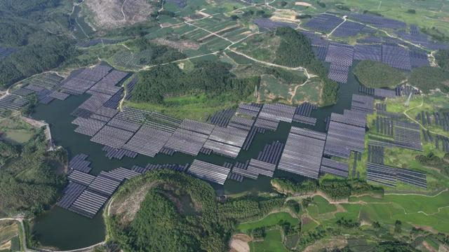 7月7日，在广西柳州市融安县潭头乡新林村黄江水库拍摄的光伏发电场。（无人机照片）中新社发 谭凯兴摄
