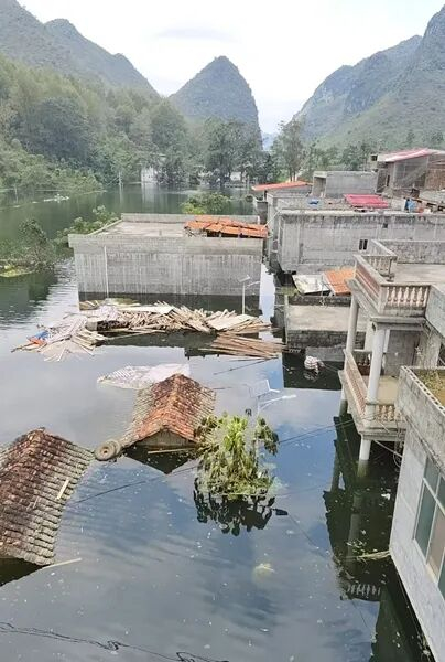 10月12日，随着大进屯洪水上涨，大部分村民转移至屯外，目前仍有20多人留守 受访者供图