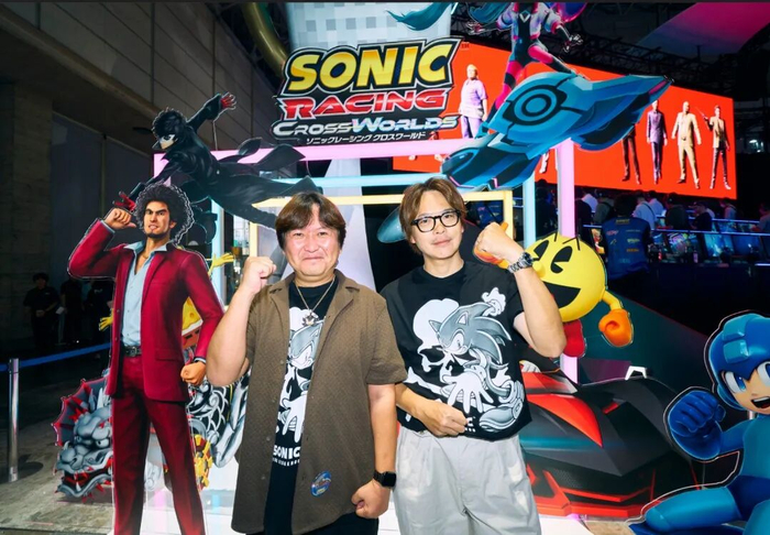 世嘉TGS展台前的饭塚隆（左）与小早川贤（右）