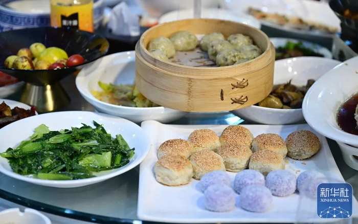 10月15日，在安徽合肥一处婚宴现场，宾客离去后桌上剩余大量餐食，有些盘中菜品几乎未动，最终被倒入垃圾桶。