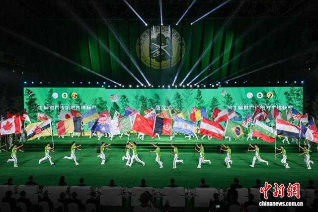 开幕式参赛队队旗入场仪式现场。记者 刘忠俊 摄