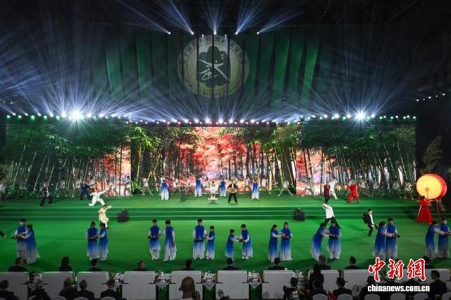 茶艺、非遗武术与智能机器人同台演绎。记者 刘忠俊 摄