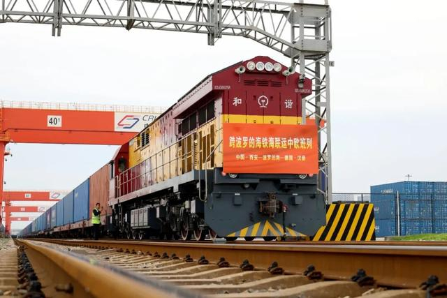 9月26日，陕西西安，首趟跨波罗的海铁海联运中欧班列（西安—汉堡）顺利开行。图为班列整装待发。中新社发 刘盼利摄