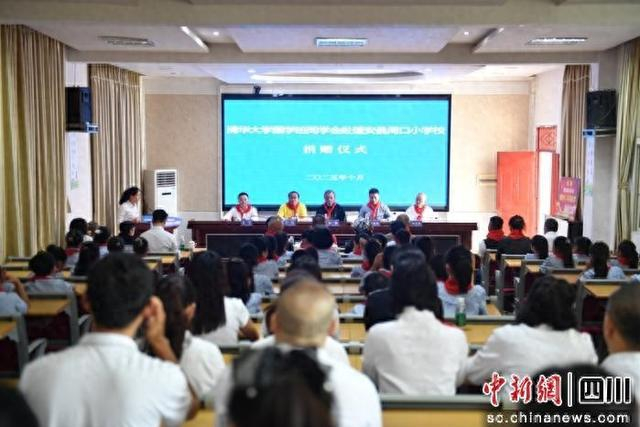 捐赠现场。庞圆斌 摄