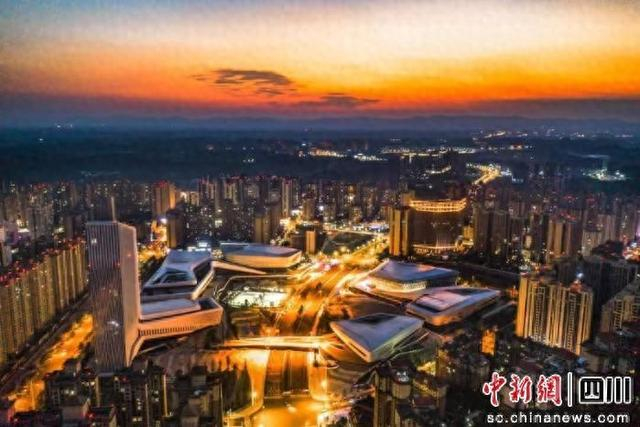 城市夜景。简阳市融媒体中心供图