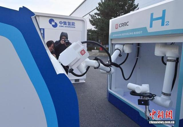 图为加氢机器人在工作。中新社记者 张瑶 摄