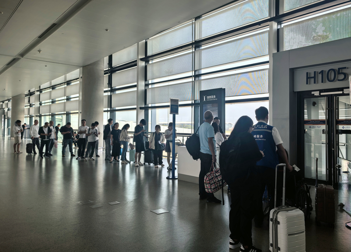 10月12日，上海浦东至义乌航线登机口排起长队。新京报贝壳财经记者俞金旻摄