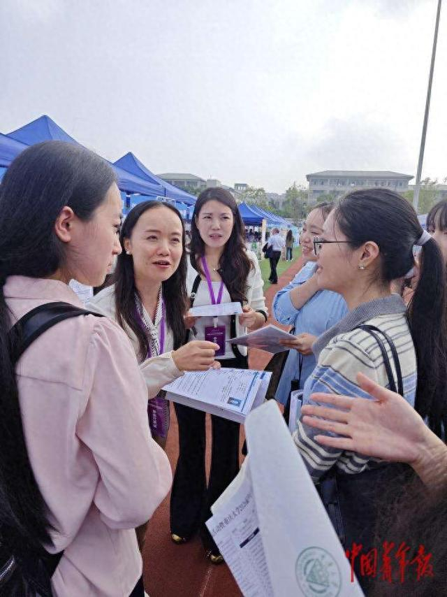 10月16日，重庆大学双选活动现场，用人单位向求职学生介绍岗位细节。石晶/摄