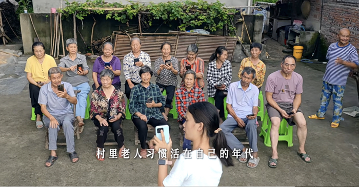 辞掉幼师工作回到乡村，李春花教村里老人网上购物。