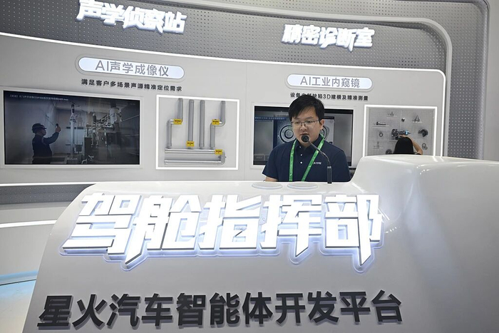 2025年9月19日，安徽合肥，科大讯飞工作人员正在展示星火汽车智能体开发平台