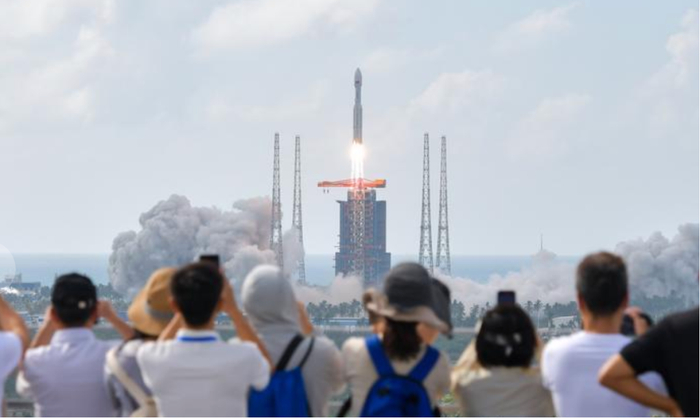 10月16日，中国成功发射卫星互联网低轨12组卫星。图为民众观看长征八号甲运载火箭点火升空。中新社记者 骆云飞 摄