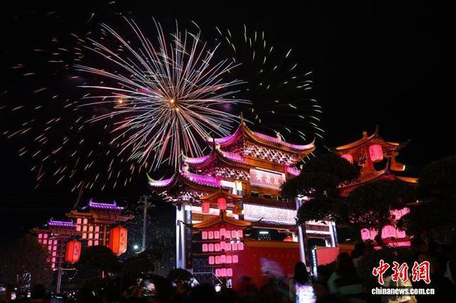 今年五月，陇南市武都区万象街开街，成为当地文旅新地标。武都融媒供图