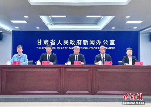 10月17日，甘肃省政府新闻办举行“决胜收官‘十四五’ 争先进位话发展”主题系列新闻发布会——陇南专场。高展 摄