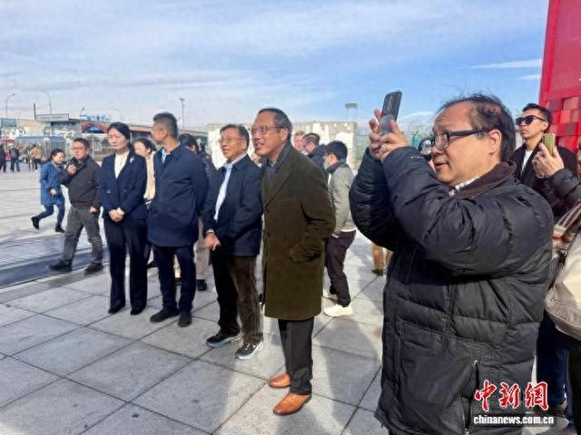 10月14日，外国驻港领团和商界参访中哈霍尔果斯国际边境贸易合作中心。中新社记者 戴小橦 摄