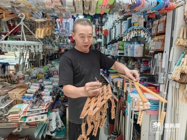 厉老板向记者展示。王伊灵 摄
