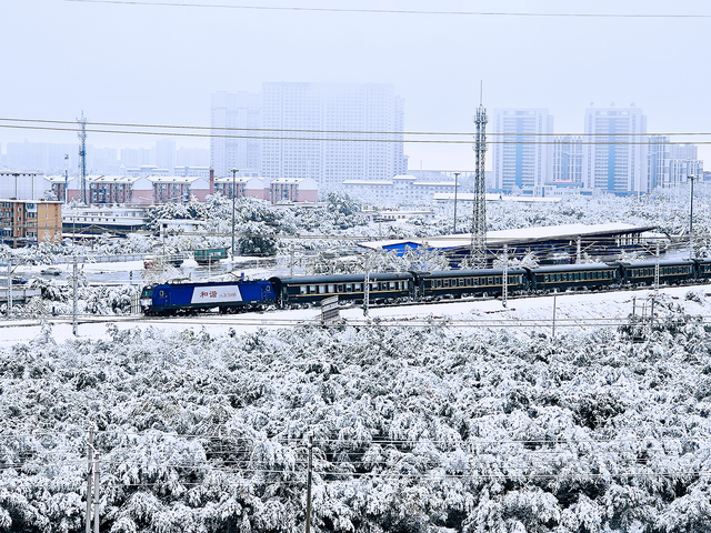长白铁路缓缓驶来的列车，仿佛悄然驶入雪国梦境，如诗如画。