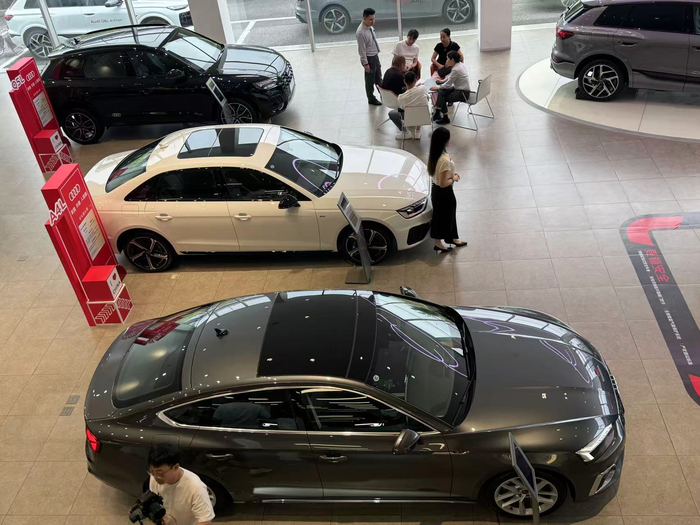 走进一家奥迪门店，一辆造型凌厉的纯电SUV静静停在展台中央，正值国庆假期，店里数名销售忙碌地接待一组组家庭。