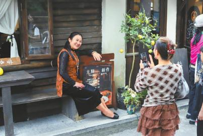 游客在广汉黑塔街拍照打卡。 广汉市委宣传部供图