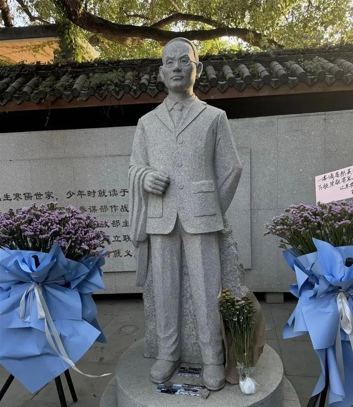 他的墓前,有了一座花墙
