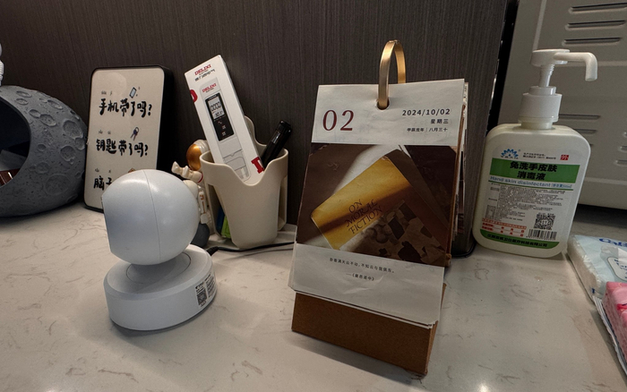 被害人胡某家中，玄关处的日历仍停留在去年10月2日。新京报记者 熊丽欣 摄