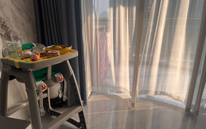 被害人胡某家中，宝宝椅仍摆放在客厅。新京报记者 熊丽欣 摄