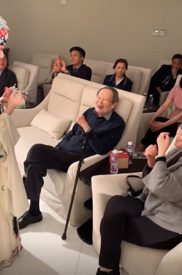 杨振宁去世享年103岁,晚年娶小54岁娇妻,18亿遗产已分配好|杜致礼|翁帆|妻子|生日|王宫_新浪娱乐_新浪新闻