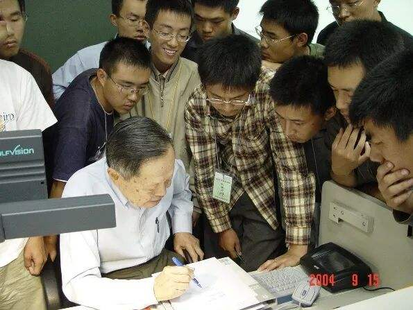 2004年秋杨振宁与清华大学物理系大一新生在课间交流