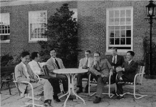 1952年秋杨振宁等物理学家于普林斯顿高等研究院（左起：杨振宁、派斯、李政道、斯诺、爱德华兹、沃德、南部阳一郎）