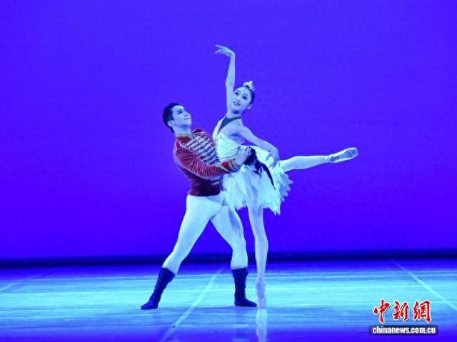 当地时间10月16日晚，巴西圣保罗，中国芭蕾舞剧《过年》演出剧照。中新社记者 林春茵 摄