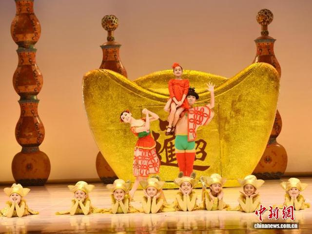 当地时间10月16日晚，巴西圣保罗，中国芭蕾舞剧《过年》演出剧照。中新社记者 林春茵 摄