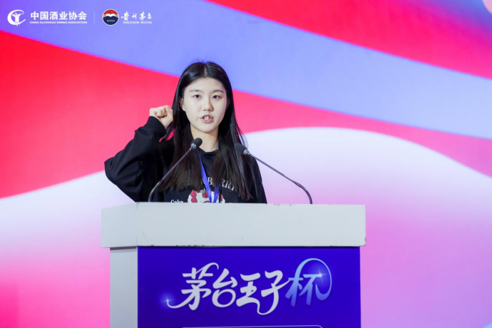 王艺珂同学作为参赛选手代表宣誓