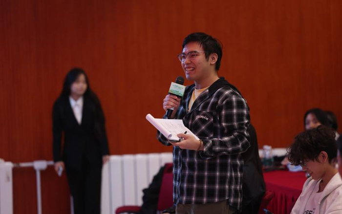 在交流互动环节，学生向李敬泽提问。 新京报记者李木易 摄