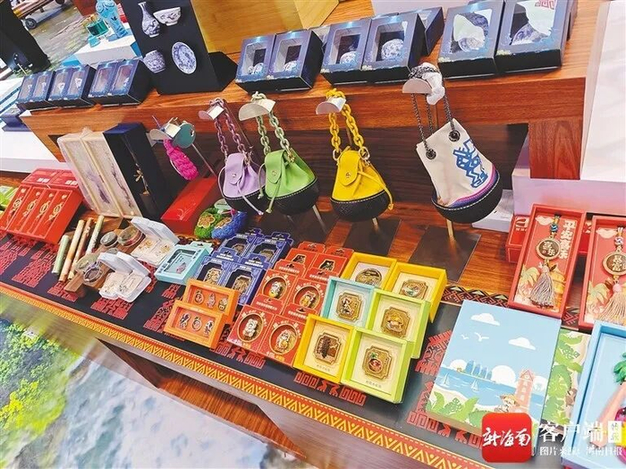 第十届中国国际版权博览会上展示的海南特色文创产品。记者 邱江华 摄