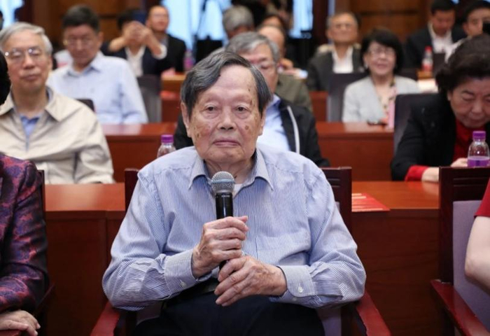 2021年杨振宁在清华大学举行的“杨振宁先生学术思想研讨会”上讲话