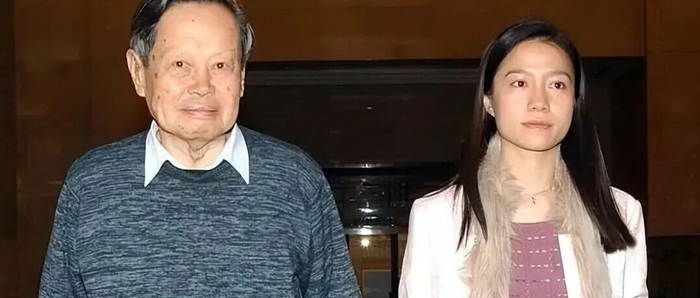 杨振宁身后事，支持翁帆再婚有做安排，路人前往生前故居悼念