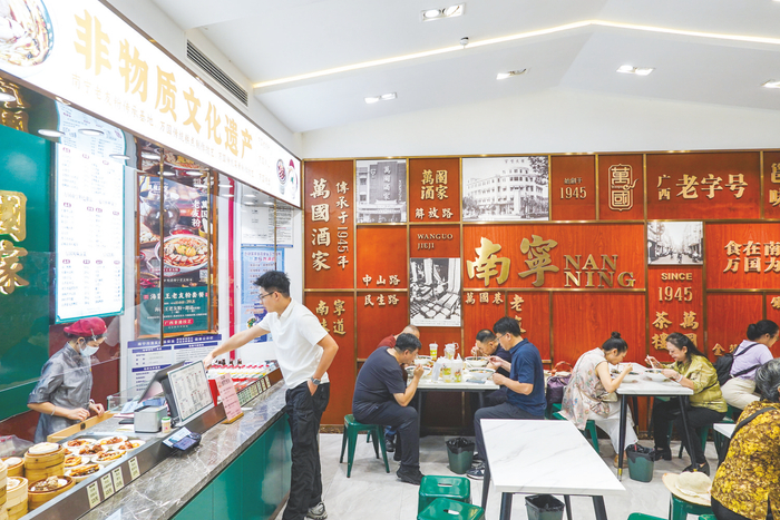     在万国酒家，不少市民游客前来品尝特色美食。    本报记者叶子榕 摄