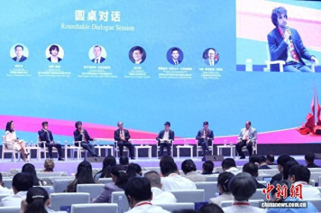 10月19日，“世界市长对话·景德镇暨2025景德镇论坛”在江西景德镇举行。中新社记者 刘占昆 摄