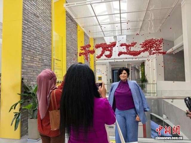 图为国际学员在余村展馆内拍照留念。张煜欢 摄