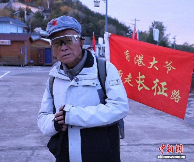 10月17日，74岁的香港老人郑镇炎背着行囊行走在甘肃庆阳环县东老爷山的小路上。郭海霞 摄