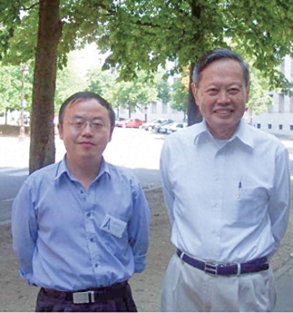 2002年国际理论物理大会结束，杨振宁与施郁合影。受访者供图