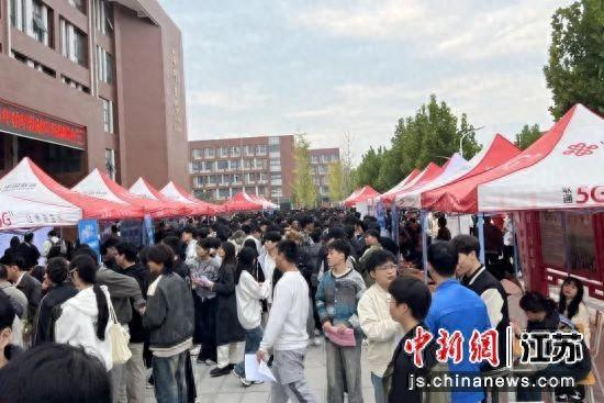 招聘会现场。盐城人社局 供图