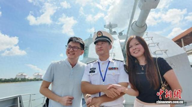 当地时间10月18日,中国海军荆门舰迎接马来西亚当地民众参观。 覃家明 摄