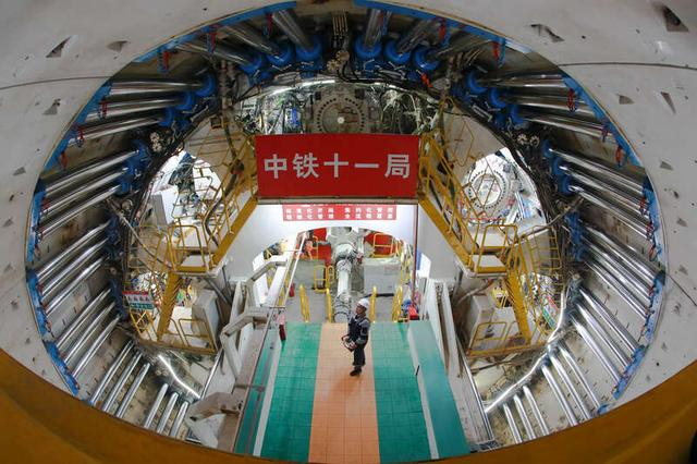 中铁十一局工作人员在甬舟铁路金塘海底隧道内施工。上铁局集团供图
