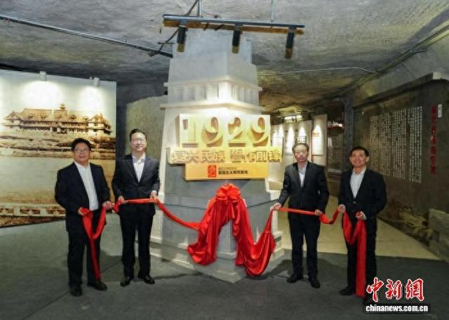 图为“复兴民族 誓作前锋”重庆大学防空洞爱国主义教育基地揭牌现场。中新网记者 周毅 摄