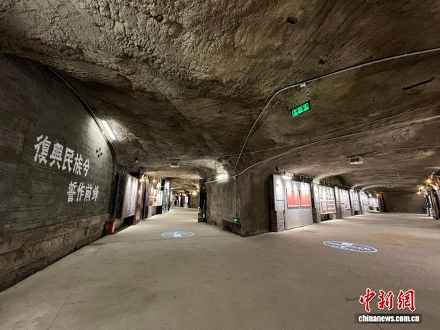 图为“复兴民族 誓作前锋”重庆大学防空洞爱国主义教育基地内部景观。中新网记者 周毅 摄