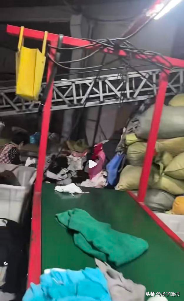 常州的回收站内，工人分拣旧衣物。（视频截图）