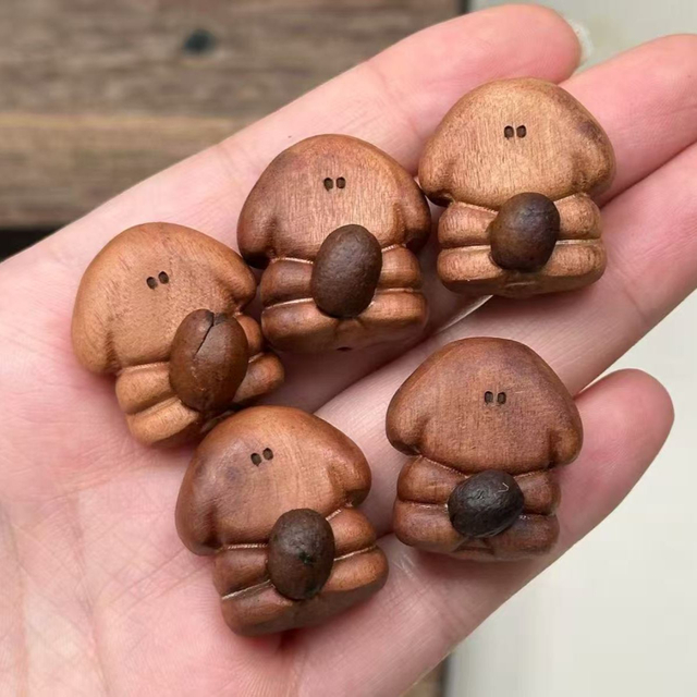 活动当日，6家咖啡甜品和2家文创品牌将联袂“出摊”。图为咖啡豆文创产品。